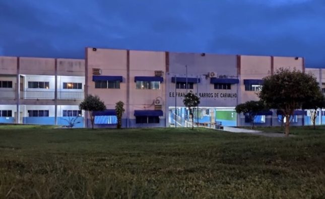 Câmeras flagram dupla invadindo e depredando escola em Rondonópolis