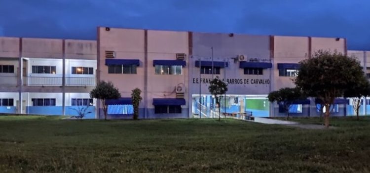 Câmeras flagram dupla invadindo e depredando escola em Rondonópolis