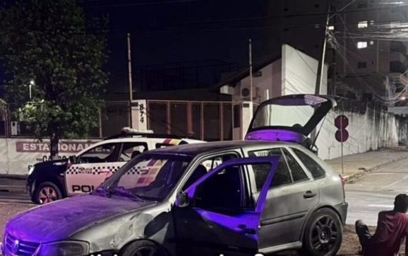 ‘Cego de bêbado’, motorista destrói carro no meio-fio e não fala nada com nada em Rondonópolis; imagens