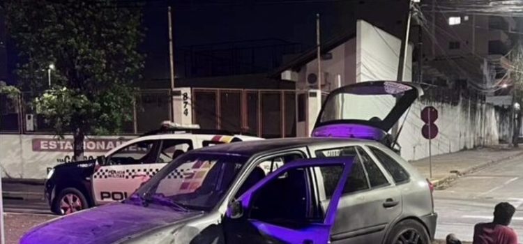 ‘Cego de bêbado’, motorista destrói carro no meio-fio e não fala nada com nada em Rondonópolis; imagens