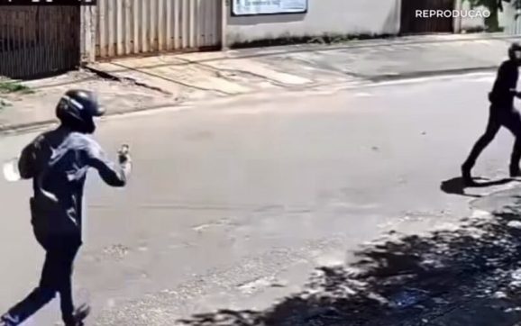 Criminosos tentam matar jovem a tiros na frente dos avós em MT; vídeo mostra movimentação da dupla