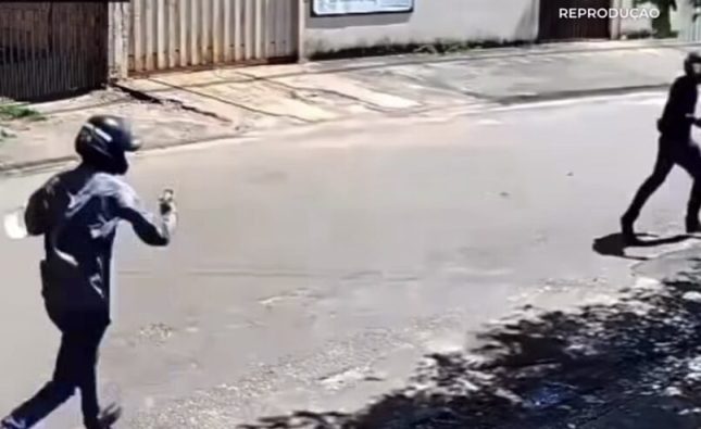 Criminosos tentam matar jovem a tiros na frente dos avós em MT; vídeo mostra movimentação da dupla