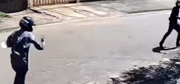 Criminosos tentam matar jovem a tiros na frente dos avós em MT; vídeo mostra movimentação da dupla