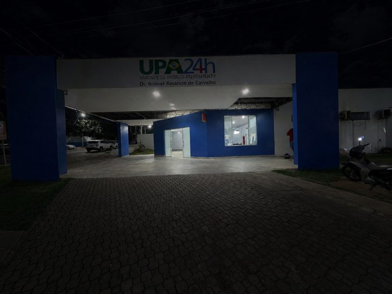 Desconfiado de chifre, homem espanca companheira no estacionamento da Exposul; vítima parou na UPA