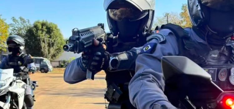 Dupla sai de “beco misterioso”, foge da PM, pedestre quase é atropelado e amostradinho cai em Rondonópolis