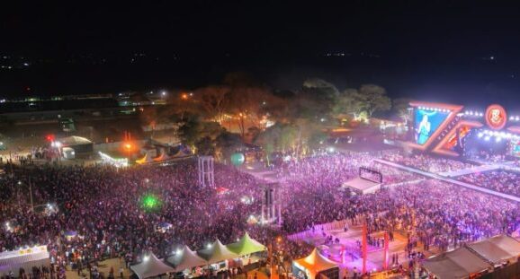 Entrada de graça e grandes shows levam mais de 50 mil pessoas ao Parque de Exposições