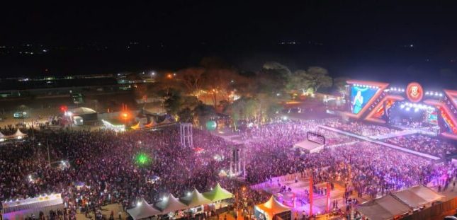 Entrada de graça e grandes shows levam mais de 50 mil pessoas ao Parque de Exposições