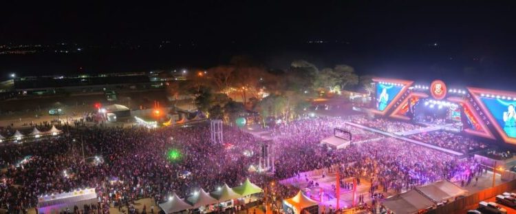Entrada de graça e grandes shows levam mais de 50 mil pessoas ao Parque de Exposições