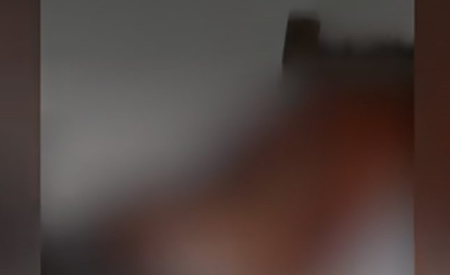 Filha maldita mata pai acamado a facadas, grava o crime e compartilha vídeo nas redes sociais; cena chocante 