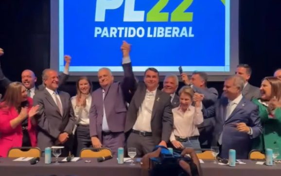Flávio Bolsonaro escolhe Alfredo Gaspar para vice e aposta em ex-promotor nordestino com histórico de combate ao crime