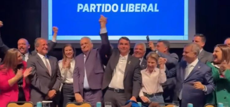 Flávio Bolsonaro escolhe Alfredo Gaspar para vice e aposta em ex-promotor nordestino com histórico de combate ao crime