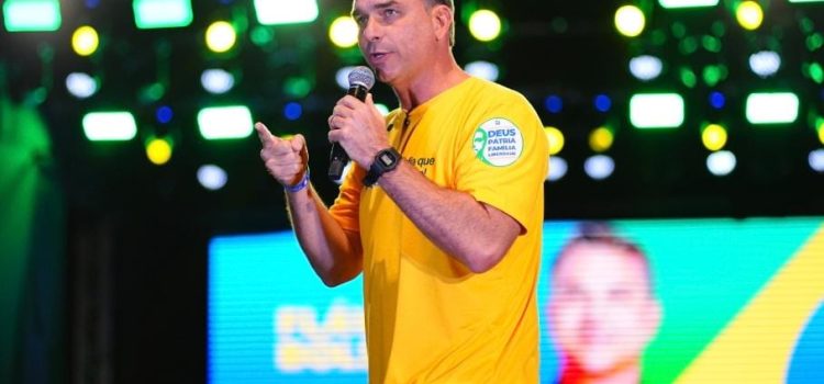 Flávio Bolsonaro supera Lula em eventual 2º turno, aponta pesquisa
