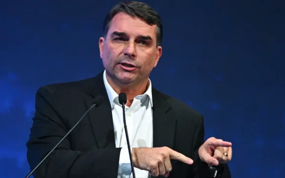 Flávio aciona TSE contra fala de Lula sobre contas de Bolsonaro