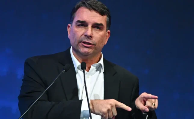 Flávio aciona TSE contra fala de Lula sobre contas de Bolsonaro
