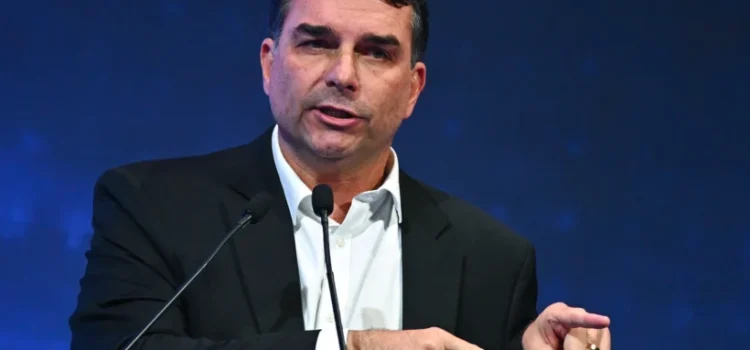 Flávio aciona TSE contra fala de Lula sobre contas de Bolsonaro