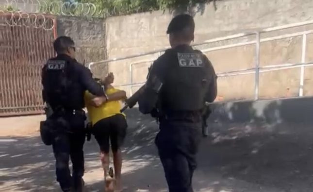 Homem é preso, solto e volta a furtar a mesma empresa no dia seguinte em Rondonópolis; vídeo mostra prisão