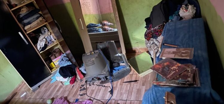 Homem enforca companheira, destrói e incendeia objetos dentro de casa em MT; veja imagens
