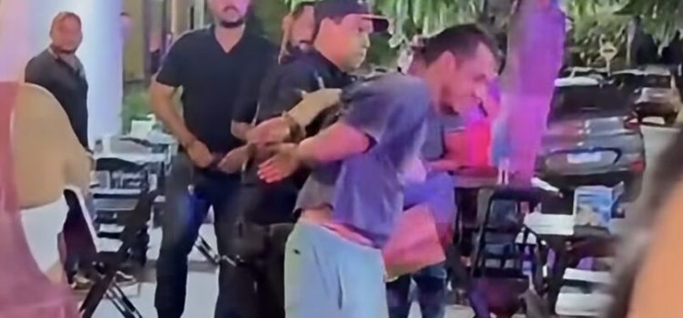 Homem esfaqueia ex no pescoço com canivete no meio de bar e vídeo mostra prisão em MT