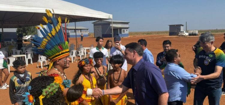 Medeiros leva Flávio Bolsonaro a aldeia Parecis e se reúne com lideranças indígenas