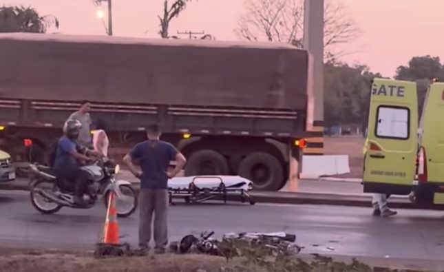 Motociclista fica ferido após forte colisão na BR-163 em Rondonópolis; vídeo