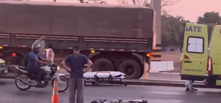 Motociclista fica ferido após forte colisão na BR-163 em Rondonópolis; vídeo