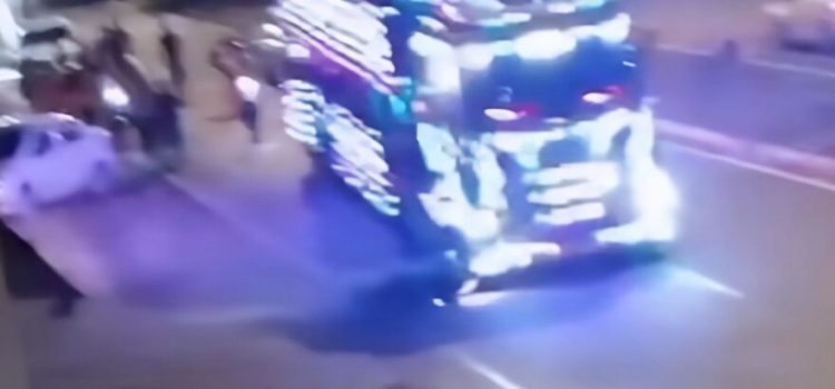 Motociclista morre esmagado ao cair na frente da carreta furacão; vídeo forte mostra o acidente