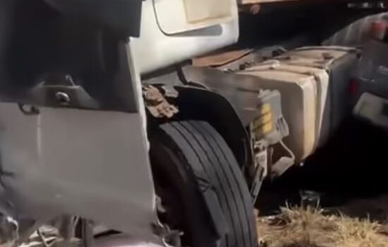 Motociclista tem pernas esmagadas por carreta em grave acidente e acaba no Hospital Regional; vídeo