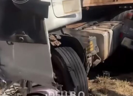 Motociclista tem pernas esmagadas por carreta em grave acidente e acaba no Hospital Regional; vídeo