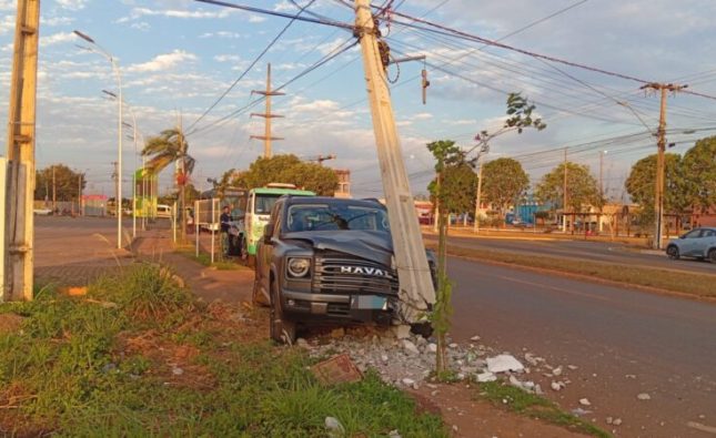 Motorista destrói poste após sair de estacionamento de supermercado em Rondonópolis; imagens