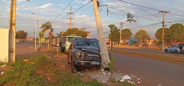 Motorista destrói poste após sair de estacionamento de supermercado em Rondonópolis; imagens