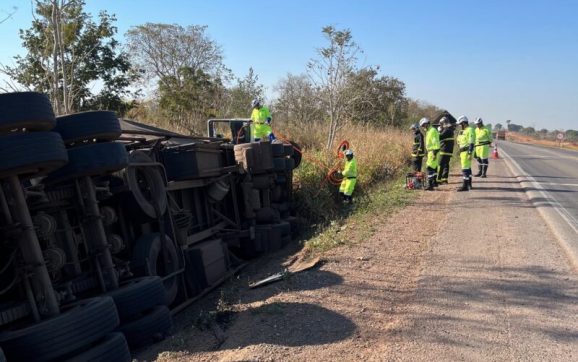 Motorista morre após carreta tombar e pegar fogo na BR-364; vídeo