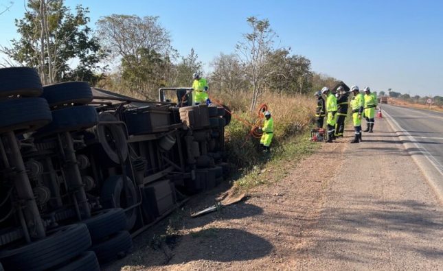 Motorista morre após carreta tombar e pegar fogo na BR-364; vídeo