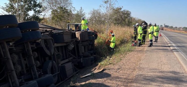 Motorista morre após carreta tombar e pegar fogo na BR-364; vídeo