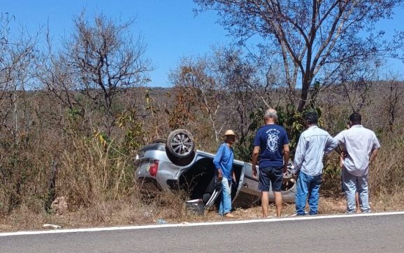Motorista sobrevive ao 26º acidente após capotar carro com o pai e mostra bíblia em Rondonópolis: “Deus salva os seus filhos”