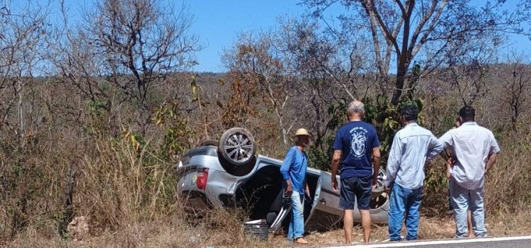 Motorista sobrevive ao 26º acidente após capotar carro com o pai e mostra bíblia em Rondonópolis: “Deus salva os seus filhos”