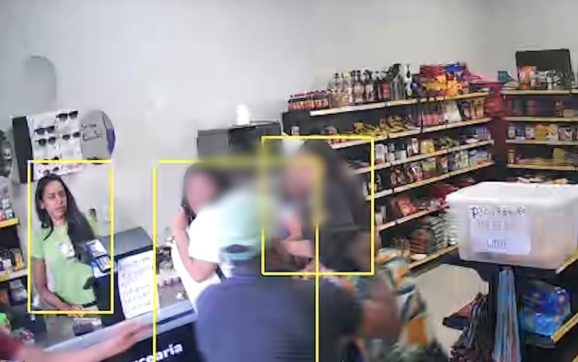 Mulher acaba no Hospital Regional após ser brutalmente esfaqueada pelo ex; vídeo mostra ataque
