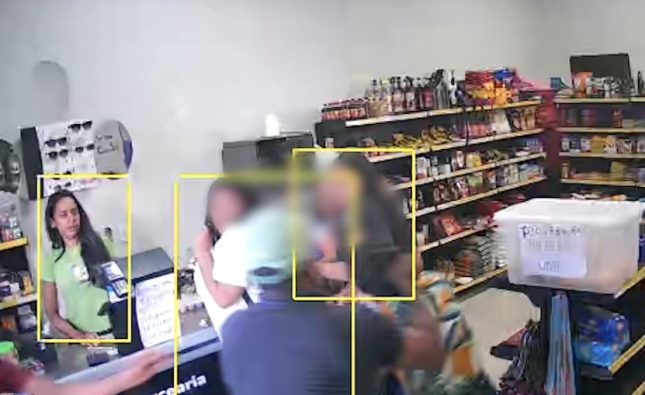 Mulher acaba no Hospital Regional após ser brutalmente esfaqueada pelo ex; vídeo mostra ataque