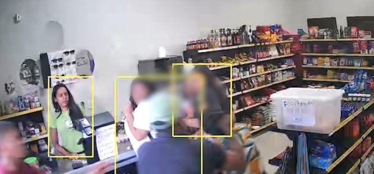 Mulher acaba no Hospital Regional após ser brutalmente esfaqueada pelo ex; vídeo mostra ataque