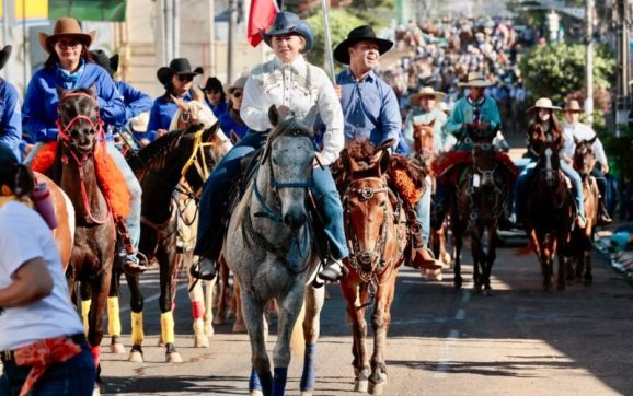 Prefeito Cláudio Ferreira e primeira-dama Alessandra se destacam ao integrarem Cavalgada da Exposul