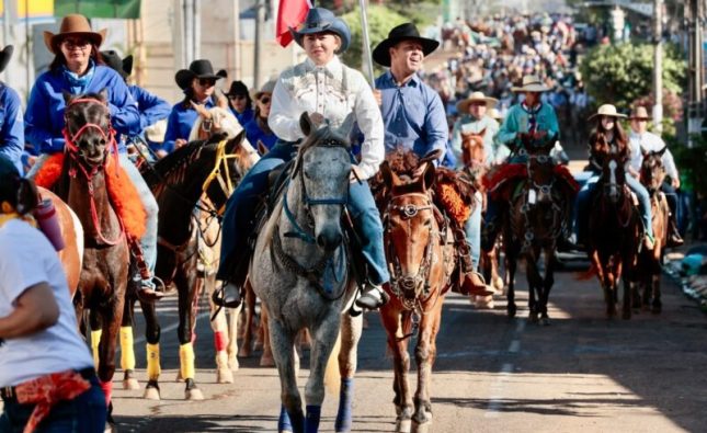 Prefeito Cláudio Ferreira e primeira-dama Alessandra se destacam ao integrarem Cavalgada da Exposul