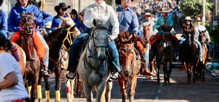 Prefeito Cláudio Ferreira e primeira-dama Alessandra se destacam ao integrarem Cavalgada da Exposul