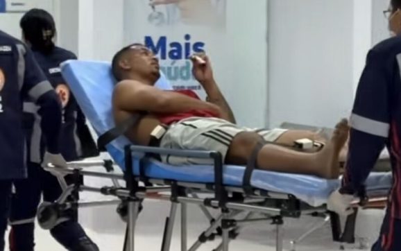 Suposta amante esfaqueia ‘garanhão’ durante briga com esposa e vídeo mostra chegada ao Hospital Regional