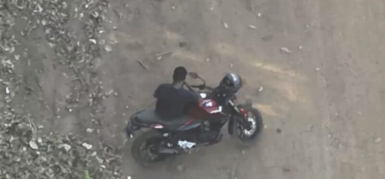Tarado é flagrado por drone se satisfazendo no meio da rua e PM realizando prisão