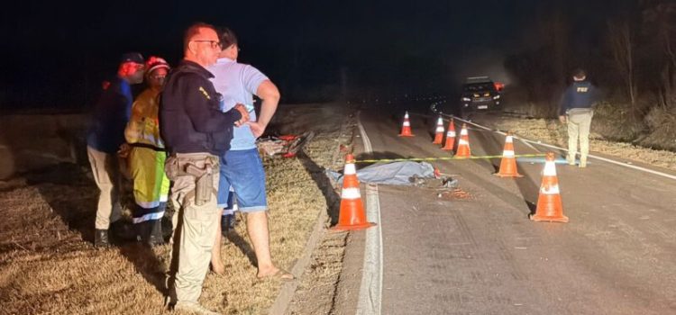 Veículo atinge traseira de moto, mata motociclista e motorista foge sem prestar socorro na BR-364; imagens
