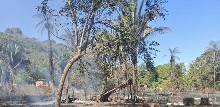 Vídeo mostra desespero de morador ao ver casa ser destruída pelas chamas em Rondonópolis; família pede ajuda