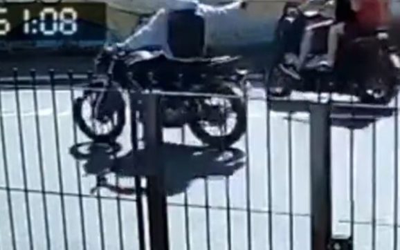 Vídeo mostra filho de policial civil de 10 anos sendo baleado no peito durante assalto