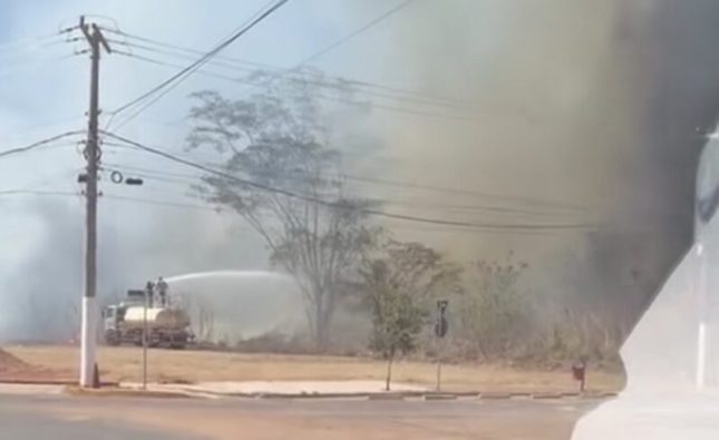 Vídeo mostra grande incêndio próximo ao Horto Florestal em Rondonópolis; Prefeitura age rápido