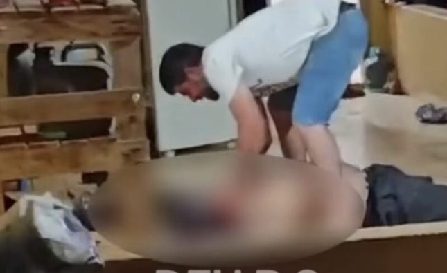 Vídeo mostra homem amassando cabeça de colega a pauladas até a morte em alojamento em MT
