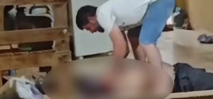 Vídeo mostra homem amassando cabeça de colega a pauladas até a morte em alojamento em MT