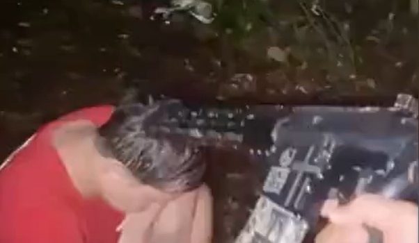 Vídeo mostra homem mandando beijo à líder de facção e sendo executado por faccionados; assista